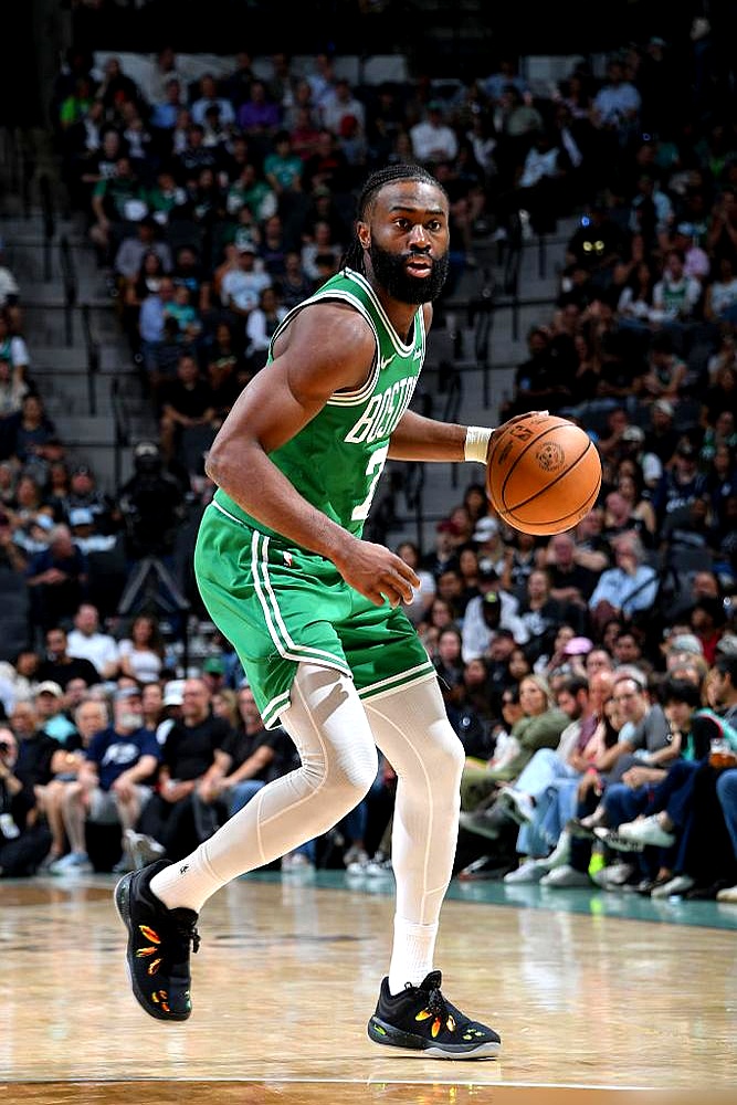 开云体育下载-塔图姆重要时刻表现优异，尤文图斯带队取胜！全场沸腾不已(nba塔图姆集锦)